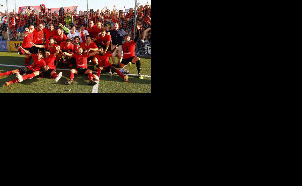 Los jugadores del Mirandés celebran el ascenso a Segunda. 