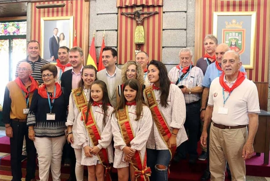 Fotos: Imágenes de la recepción en el Ayuntamiento de los participantes en la &#039;Operación Añoranza&#039;