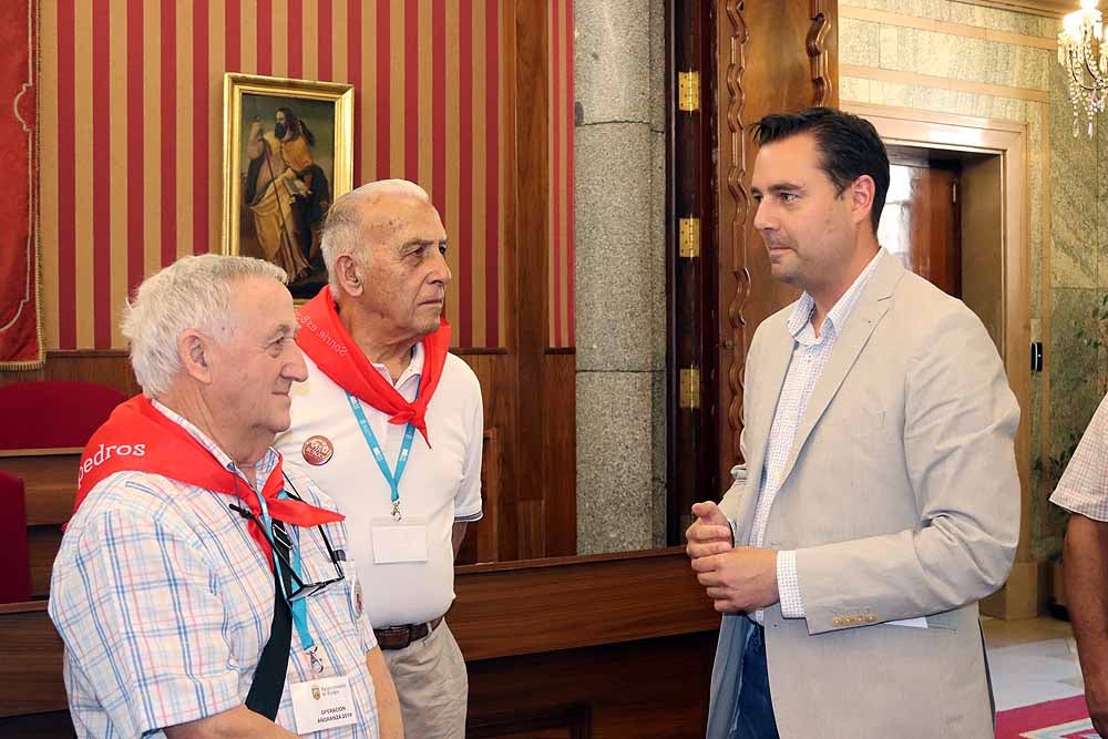 Fotos: Imágenes de la recepción en el Ayuntamiento de los participantes en la &#039;Operación Añoranza&#039;