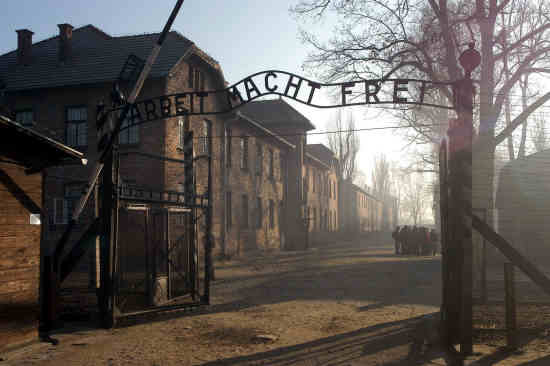 Antigua entrada al campo de concentración y exterminio nazi de Auschwitz