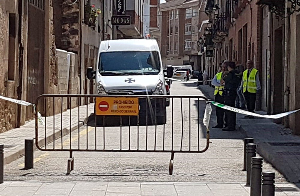 Agentes de la Guardia Civil precintan el acceso al patio del edificio