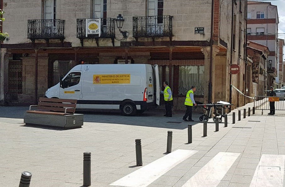 Agentes de la Guardia Civil precintan el acceso al patio del edificio