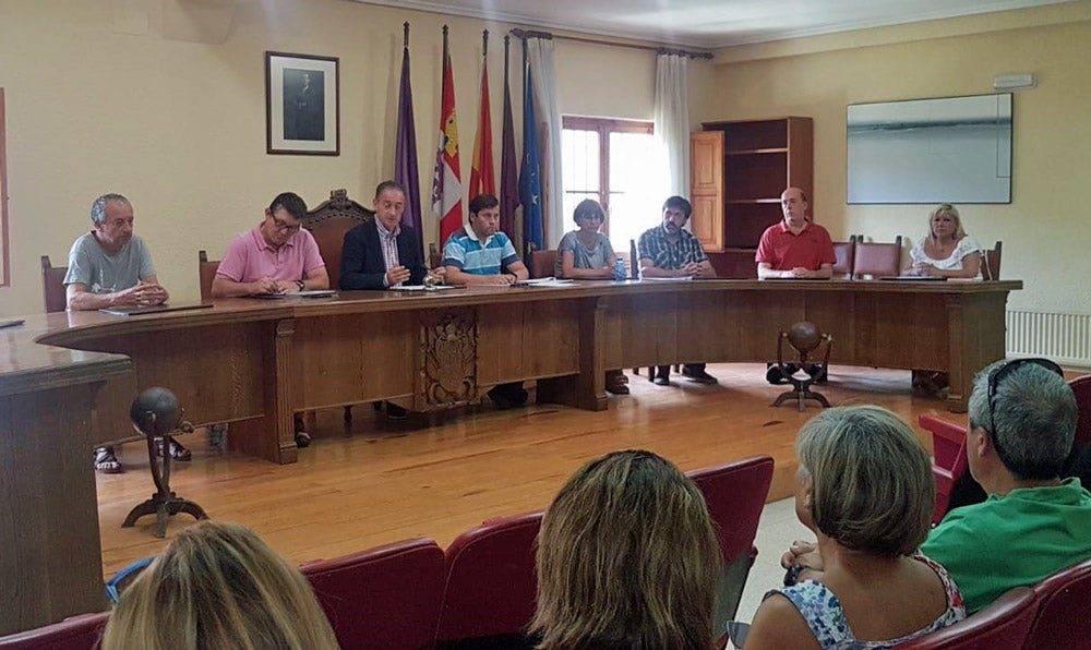 Agentes de la Guardia Civil precintan el acceso al patio del edificio