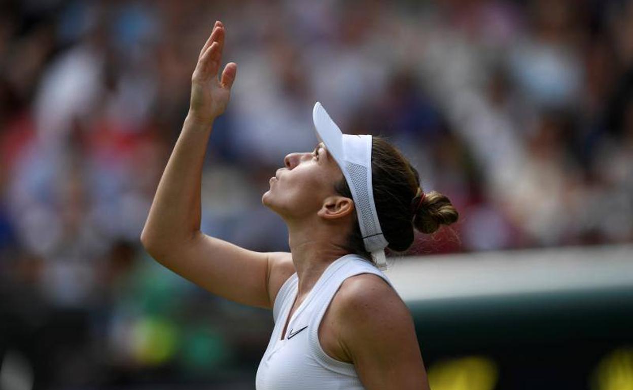 Simona Halep, lanzando un beso al cielo.