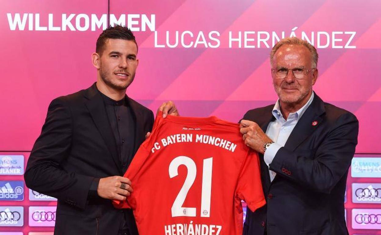 Lucas Hernández, posando con su nueva camiseta junto a Rummenigge.