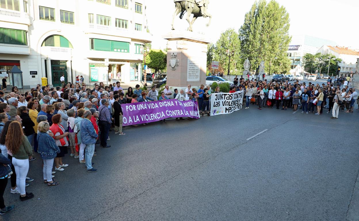 Centenares de personas se han concentrado en Burgos contra el último asesinato machista. 