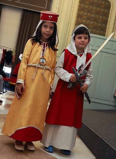 Los participantes del Programa Mixto de Formación y Empleo 'Burgos Textil' han realizado réplicas de la indumentaria de los gigantillos y gigantones a pequeña escala