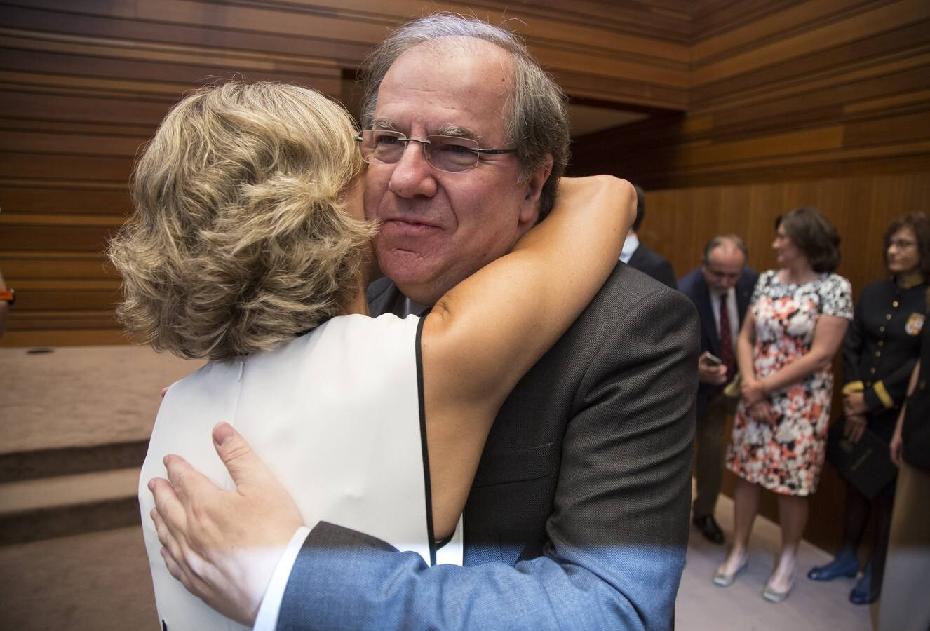 Cerca de trescientos invitados acompañan al nuevo presidente de la Junta de Castilla y León en «uno de los dos momentos más importantes de mi trayectoria política»