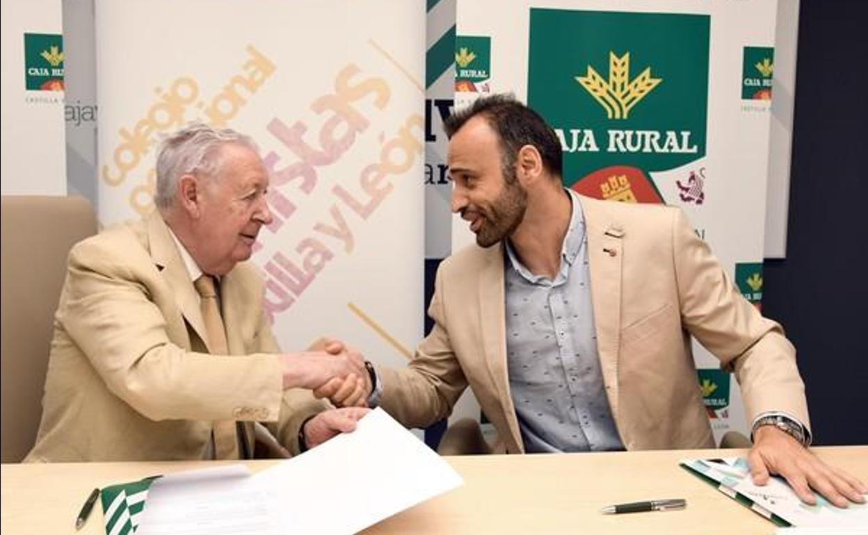 El presidente del Colegio de Periodistas de Castilla y León, Pedro Lechuga (D), firma el acuerdo con el presidente de Caja Viva Caja Rural de Burgos, Pedro García Romera (I)