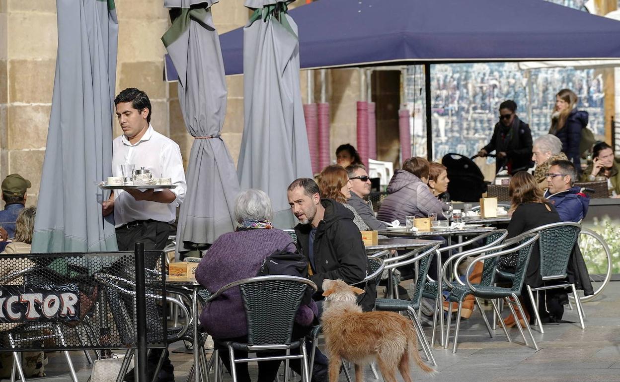 Un camarero trabajando en una terraza de un bar de Bilbao.