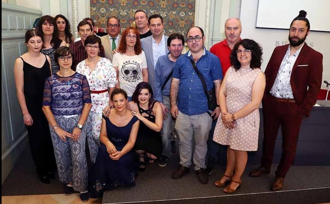 Imagen de todo los participantes de en los programas Mixtos de Formación y Empleo 'Burgos Textil' y 'Coloreando Burgos'