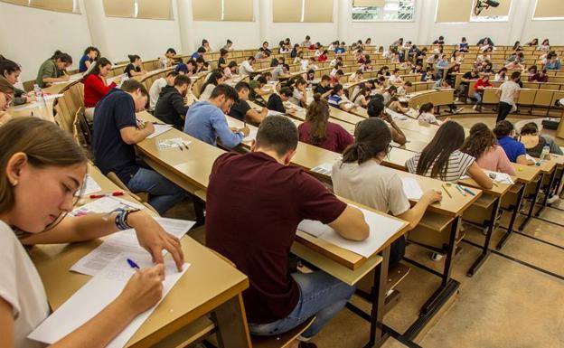 Estudiantes examinándose de las pruebas de acceso a la universidad. 