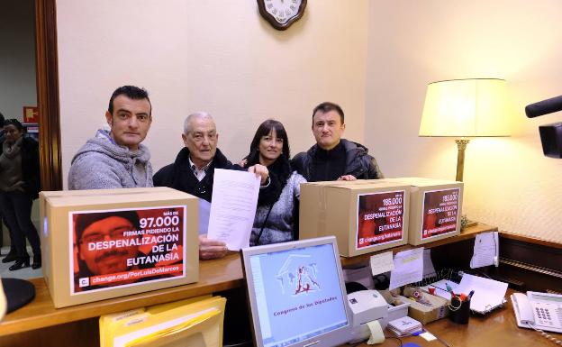 Entrega de firmas en el Congreso, en febrero, de las familias de Maribel Tellaetxe y Luis de Marcos. 