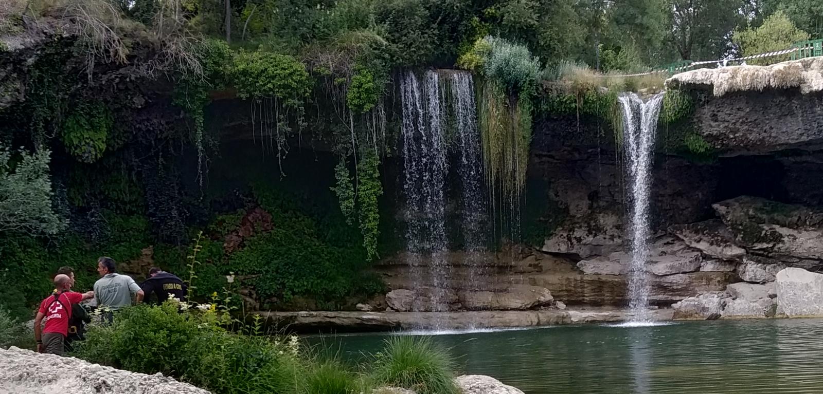 Un joven de 20 años, residente en Huesca, ha fallecido este sábado en la cascada de Pedrosa de Tobalina (Burgos), después de lanzarse al agua desde lo alto de la cascada