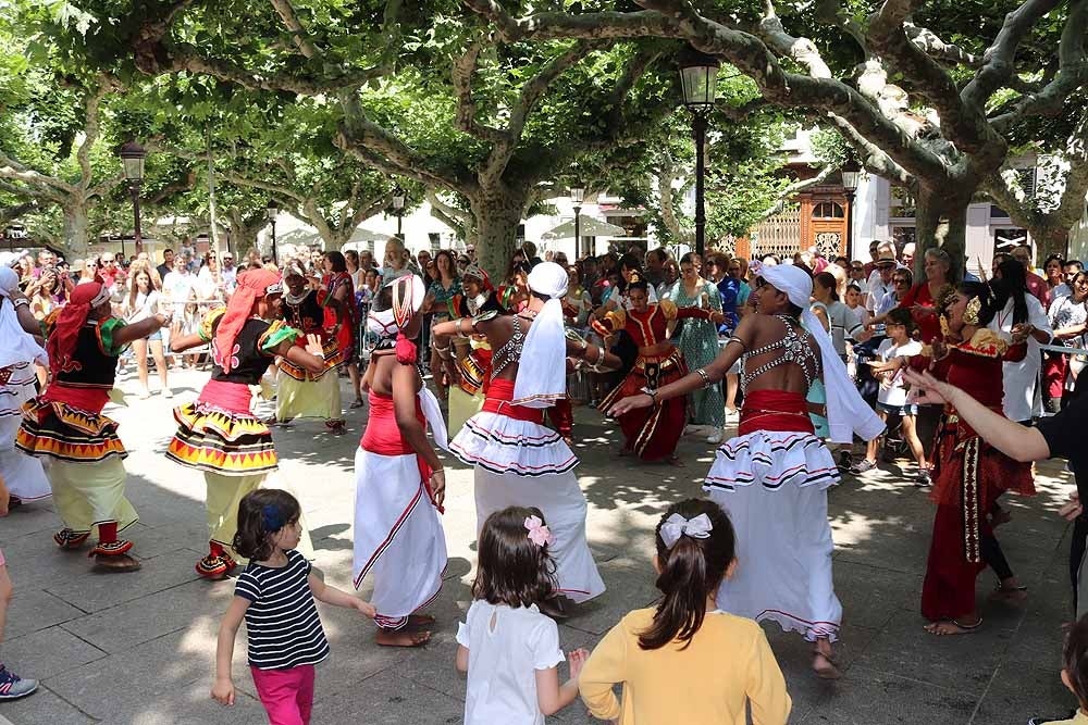 El Festival Internacional de Folclore 'Ciudad de Burgos' ha celebrado su primer taller 'Baila con nosotros' de la mano del grupo de Sri Lanka frente al templete de El Espolón