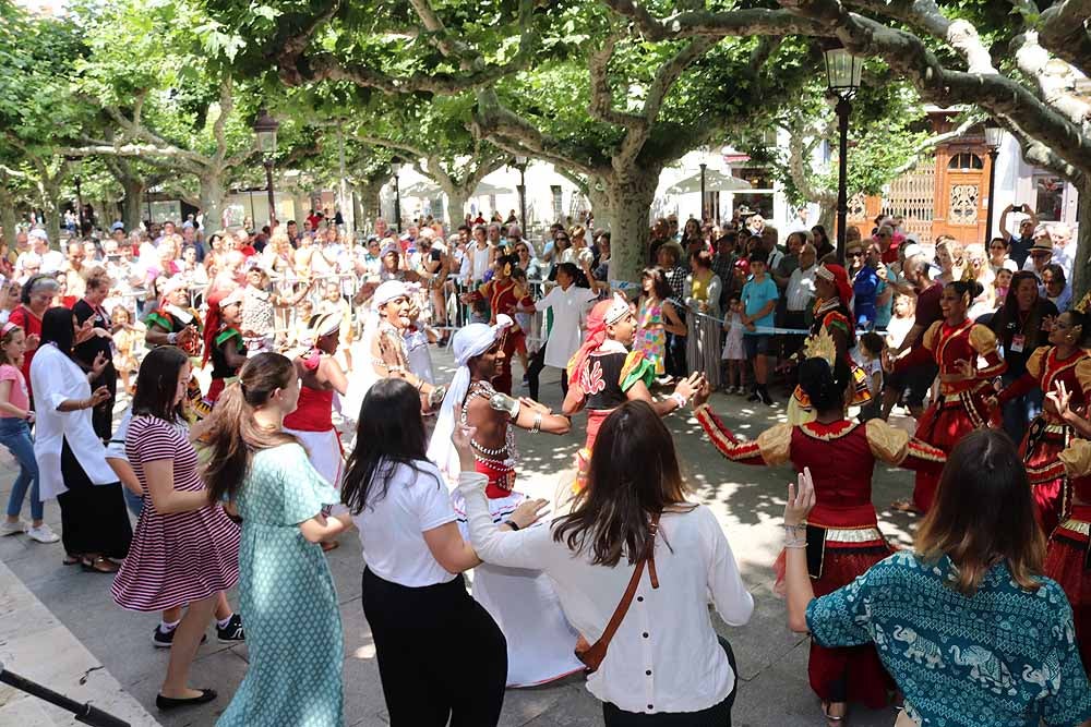 El Festival Internacional de Folclore 'Ciudad de Burgos' ha celebrado su primer taller 'Baila con nosotros' de la mano del grupo de Sri Lanka frente al templete de El Espolón