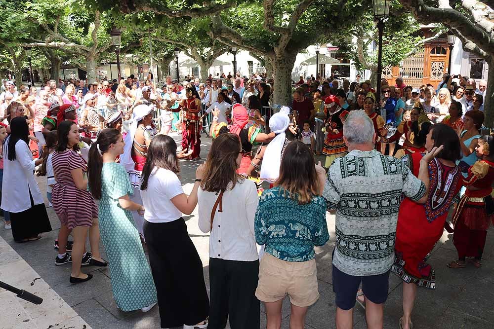 El Festival Internacional de Folclore 'Ciudad de Burgos' ha celebrado su primer taller 'Baila con nosotros' de la mano del grupo de Sri Lanka frente al templete de El Espolón