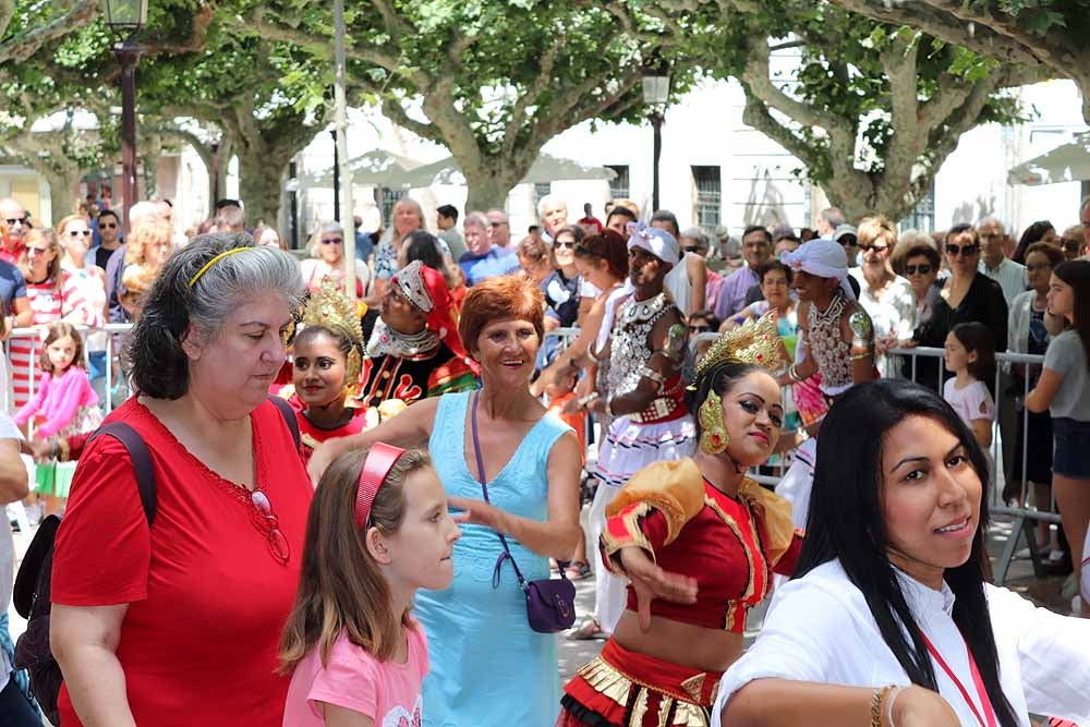 El Festival Internacional de Folclore 'Ciudad de Burgos' ha celebrado su primer taller 'Baila con nosotros' de la mano del grupo de Sri Lanka frente al templete de El Espolón