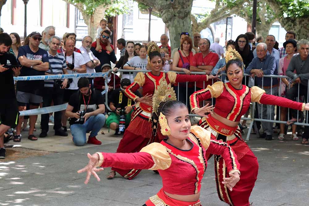 El Festival Internacional de Folclore 'Ciudad de Burgos' ha celebrado su primer taller 'Baila con nosotros' de la mano del grupo de Sri Lanka frente al templete de El Espolón