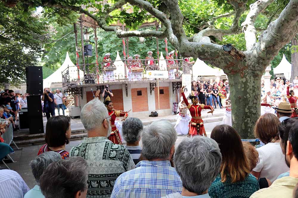 El Festival Internacional de Folclore 'Ciudad de Burgos' ha celebrado su primer taller 'Baila con nosotros' de la mano del grupo de Sri Lanka frente al templete de El Espolón