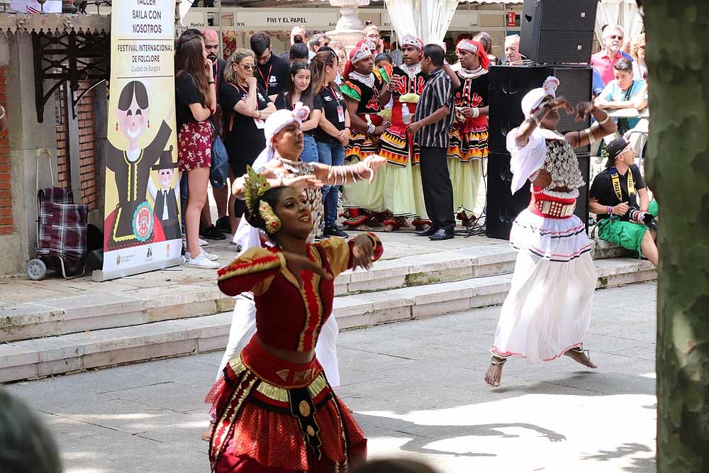 El Festival Internacional de Folclore 'Ciudad de Burgos' ha celebrado su primer taller 'Baila con nosotros' de la mano del grupo de Sri Lanka frente al templete de El Espolón