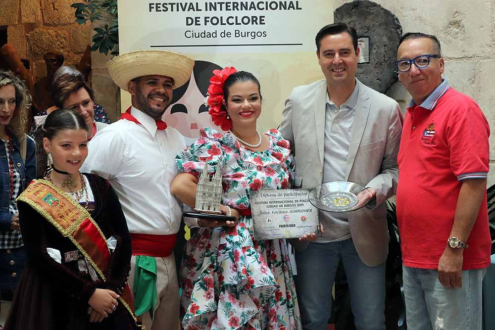 Fotos: Recepción de los participantes del 43º Festival Internacional de Folclore &#039;Ciudad de Burgos&#039; en el Palacio de Castilfalé