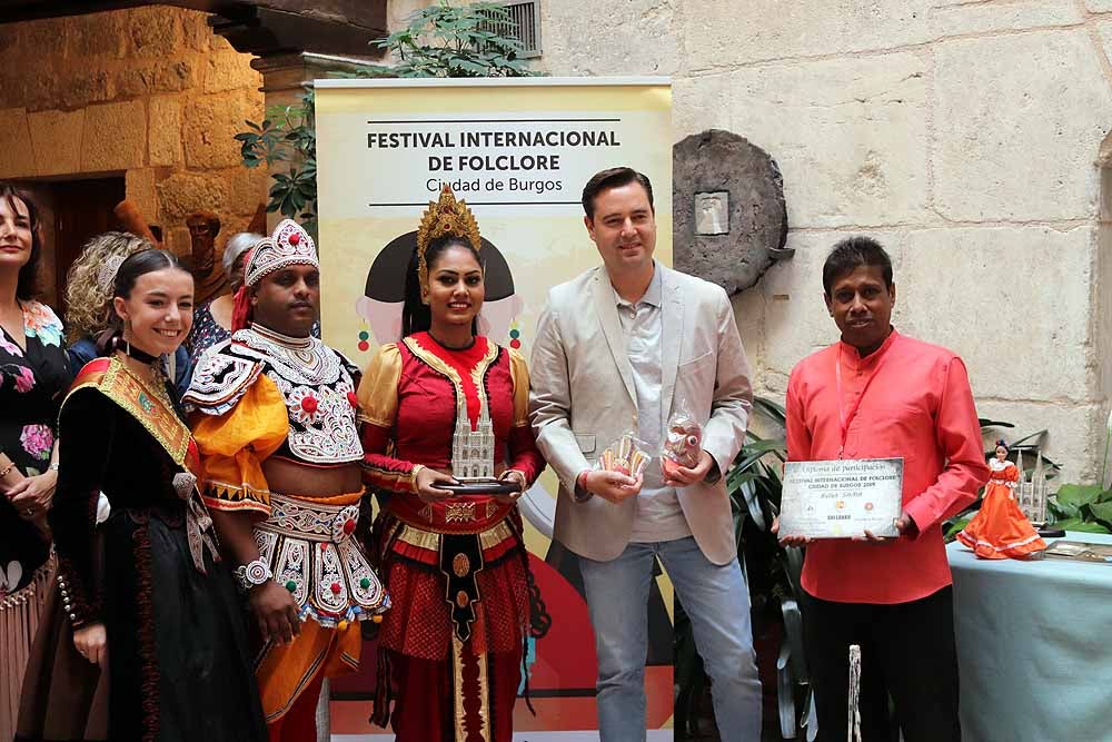 Fotos: Recepción de los participantes del 43º Festival Internacional de Folclore &#039;Ciudad de Burgos&#039; en el Palacio de Castilfalé