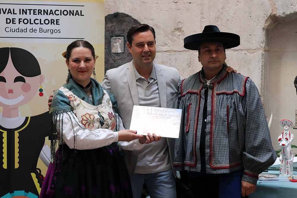 Fotos: Recepción de los participantes del 43º Festival Internacional de Folclore &#039;Ciudad de Burgos&#039; en el Palacio de Castilfalé