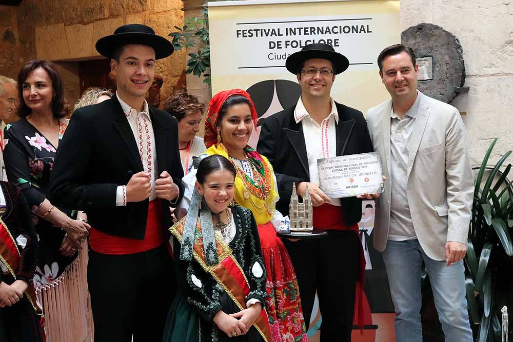 Fotos: Recepción de los participantes del 43º Festival Internacional de Folclore &#039;Ciudad de Burgos&#039; en el Palacio de Castilfalé