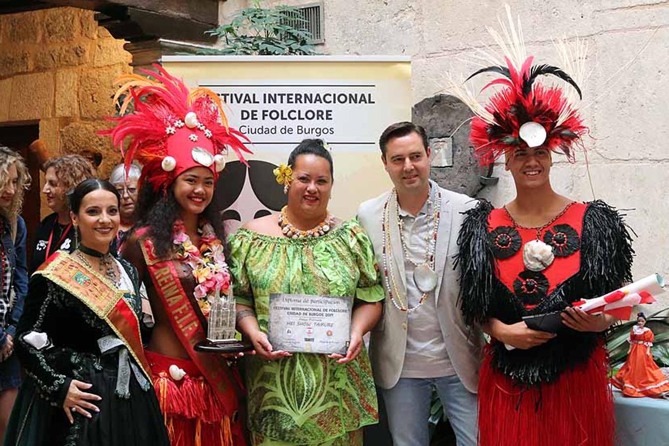 Fotos: Recepción de los participantes del 43º Festival Internacional de Folclore &#039;Ciudad de Burgos&#039; en el Palacio de Castilfalé