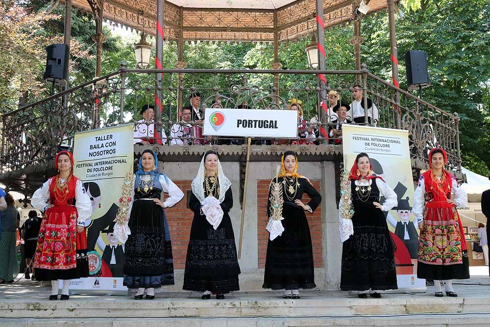 Fotos: El Festival de Folclore &#039;Ciudad de Burgos&#039; anima El Espolón a ritmo de danza portuguesa