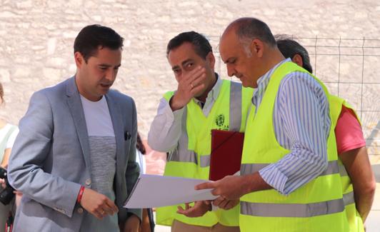 Daniel de la Rosa, a la derecha, observa los planos de las obras de la plaza de Guadalajara.