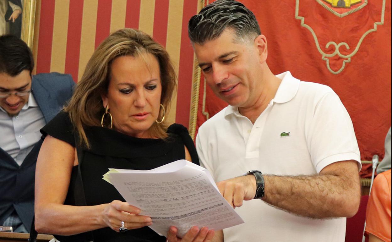 Vicente Marañón junto con su compañera Rosario Pérez en el pleno municipal