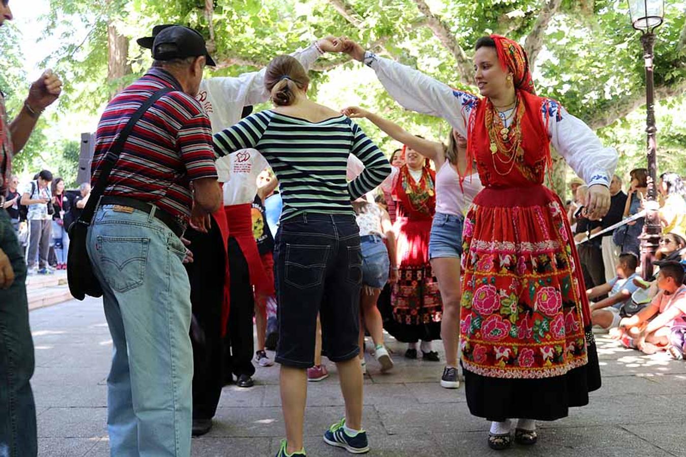 Fotos: El Festival de Folclore &#039;Ciudad de Burgos&#039; anima El Espolón a ritmo de danza portuguesa