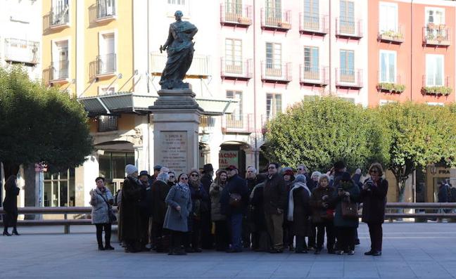 Un grupo de turistas en la Plaza Mayor de Burgos. 