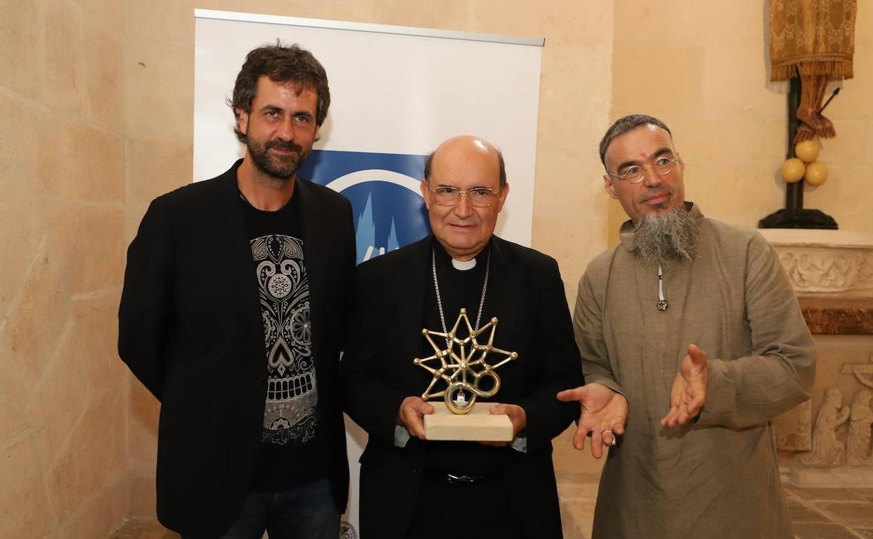 Diego Galaz, compositor de la sintonía, Fidel Hérraez, arzobispo de Burgos, y öscar Martín de Burgos, creador de la estatua