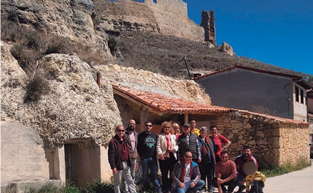 Visitantes en la localidad de Torregalindo. 