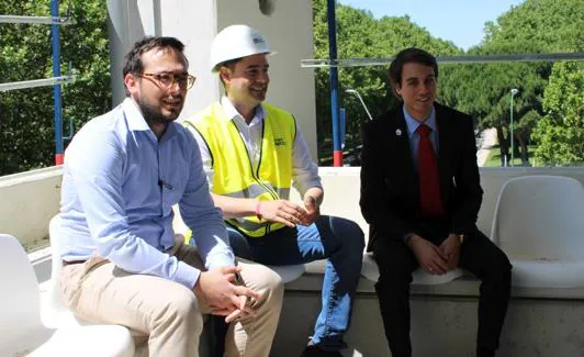 El alcalde de Burgos, Daniel de la Rosa (en el centro), acompañado por el director general del Burgos CF, Luis Belli (izquierda) y el consejero delegado del club blanquinegro, Franco Caselli (derecha), en el nuevo graderío de El Plantío.