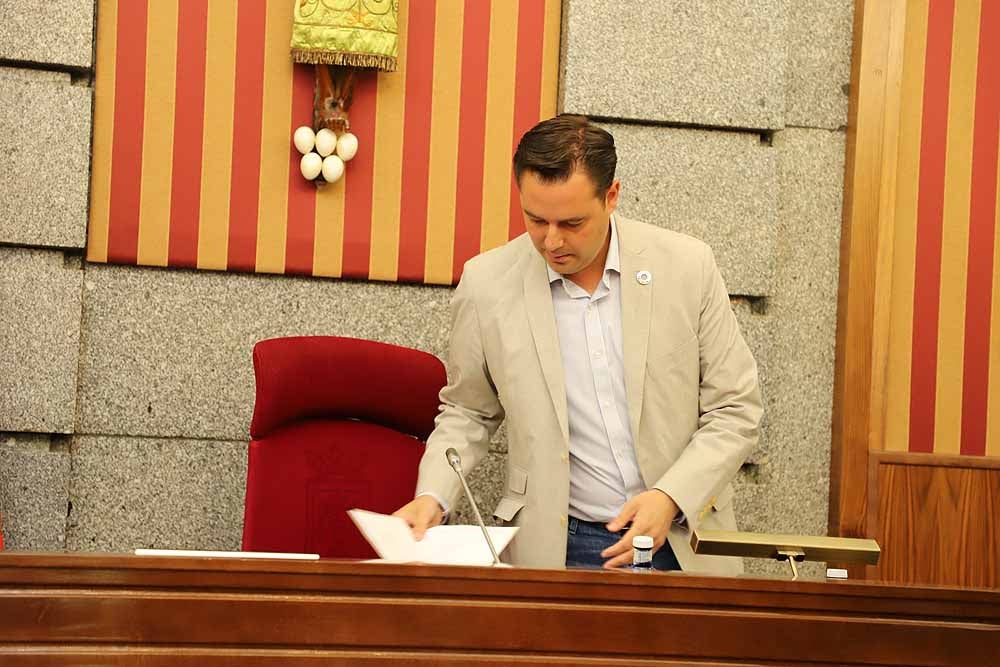 El pleno del Ayuntamiento de Burgos ha dejado imágenes de la tensión entre los grupos municipales, recriminaciones y alguna bronca