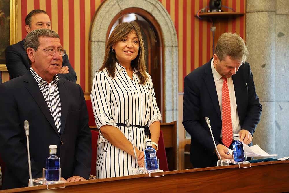 El pleno del Ayuntamiento de Burgos ha dejado imágenes de la tensión entre los grupos municipales, recriminaciones y alguna bronca