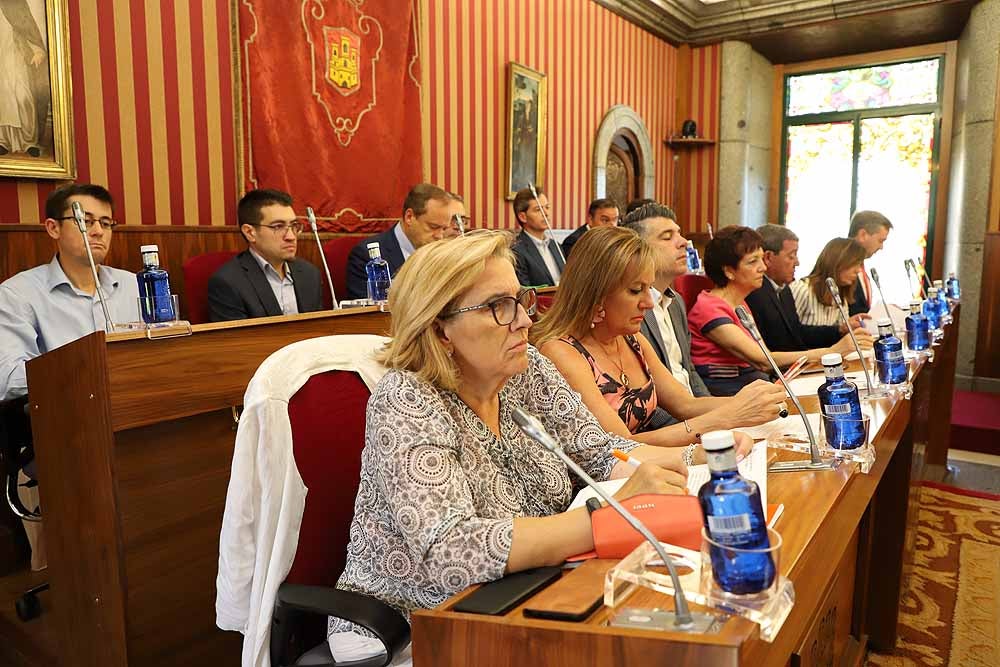 El pleno del Ayuntamiento de Burgos ha dejado imágenes de la tensión entre los grupos municipales, recriminaciones y alguna bronca