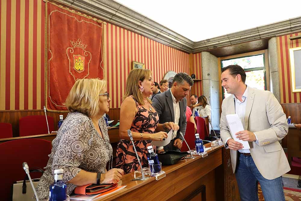 El pleno del Ayuntamiento de Burgos ha dejado imágenes de la tensión entre los grupos municipales, recriminaciones y alguna bronca