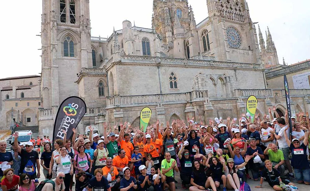 Los participantes de la marcha a su llegada a la Catedral. 