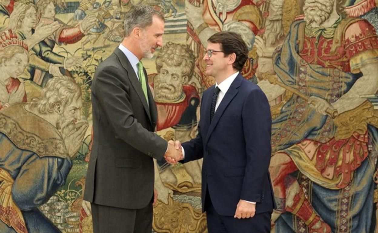 El Rey Felipe VI recibe en audiencia al presidente de la Junta de Castilla y León, Alfonso Fernández Mañueco.