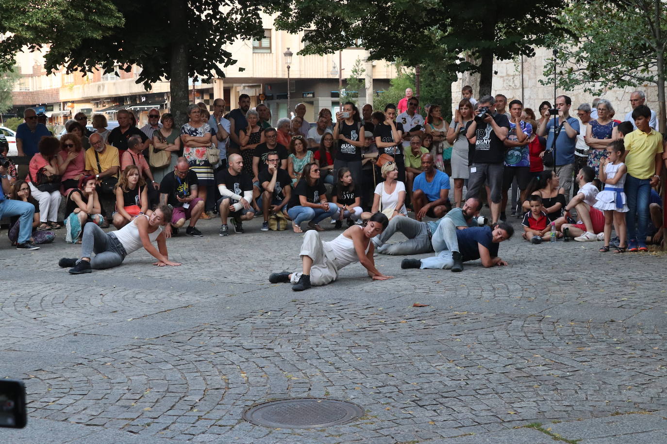 Los coreográfos Erick Jiménez, Elvi Balboa, Klevis Elmazaj e Ildar Tagirov han participado en la sección Danza en el Camino del XVIII Certamen de Coreografía Burgos - Nueva York, que se ha desarrollado entre Redecilla del Camino, San Juan de Ortega, Castrojeriz y Burgos