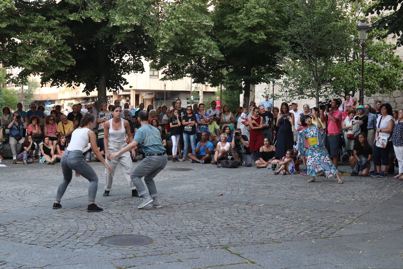 Los coreográfos Erick Jiménez, Elvi Balboa, Klevis Elmazaj e Ildar Tagirov han participado en la sección Danza en el Camino del XVIII Certamen de Coreografía Burgos - Nueva York, que se ha desarrollado entre Redecilla del Camino, San Juan de Ortega, Castrojeriz y Burgos