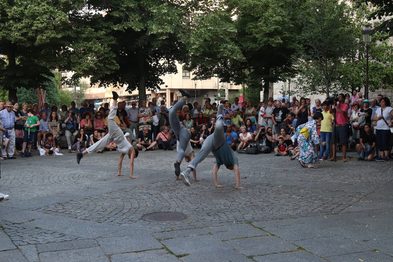 Los coreográfos Erick Jiménez, Elvi Balboa, Klevis Elmazaj e Ildar Tagirov han participado en la sección Danza en el Camino del XVIII Certamen de Coreografía Burgos - Nueva York, que se ha desarrollado entre Redecilla del Camino, San Juan de Ortega, Castrojeriz y Burgos