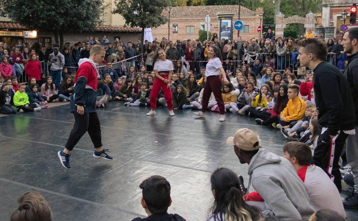 Imagen de archivo de un espectáculo de danza urbana celebrado en la plaza de Alonso Martínez de Burgos.