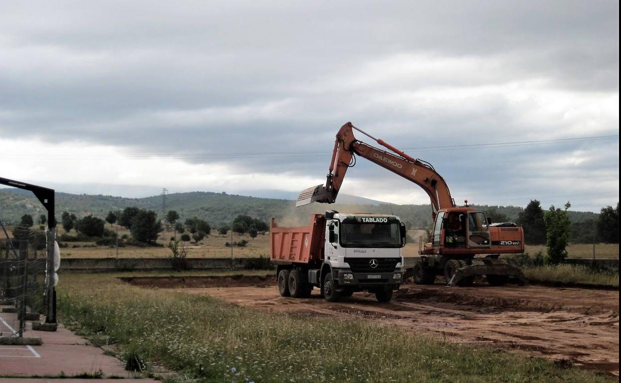 Maquinaria comenzando los trabajos en el IES Alfoz de Lara de Salas de los Infantes. 