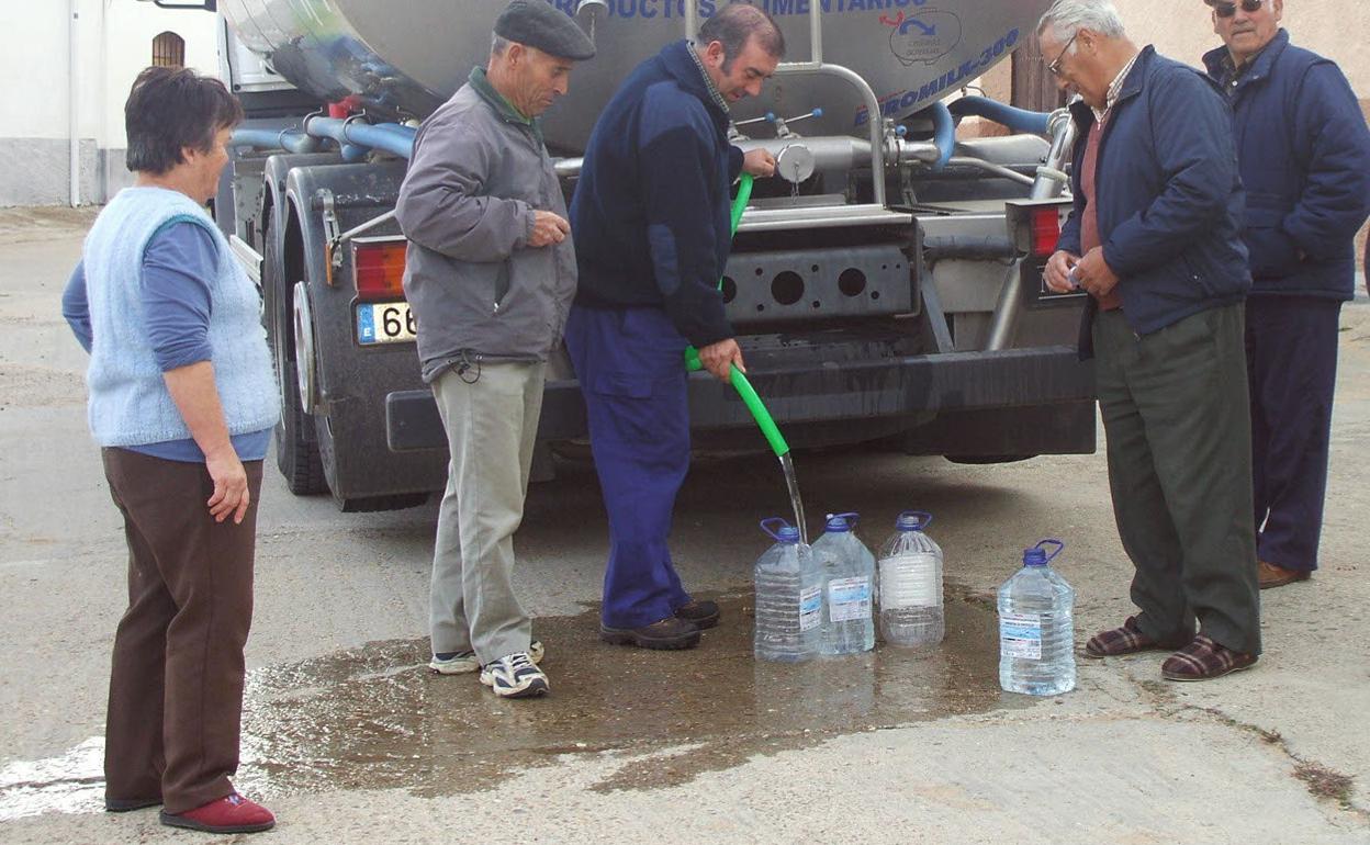 Imagen de archivo de los vecinos de Valdefinjas recogiendo agua del camión cisterna. 